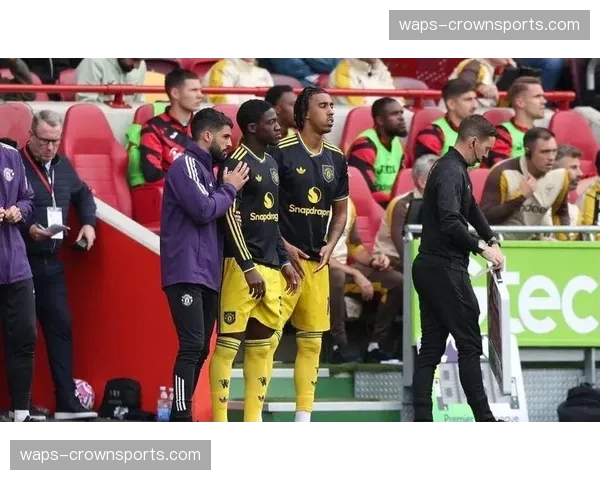 曼联防线默契度问题：中卫组合频繁变动导致卡位松散失误频发